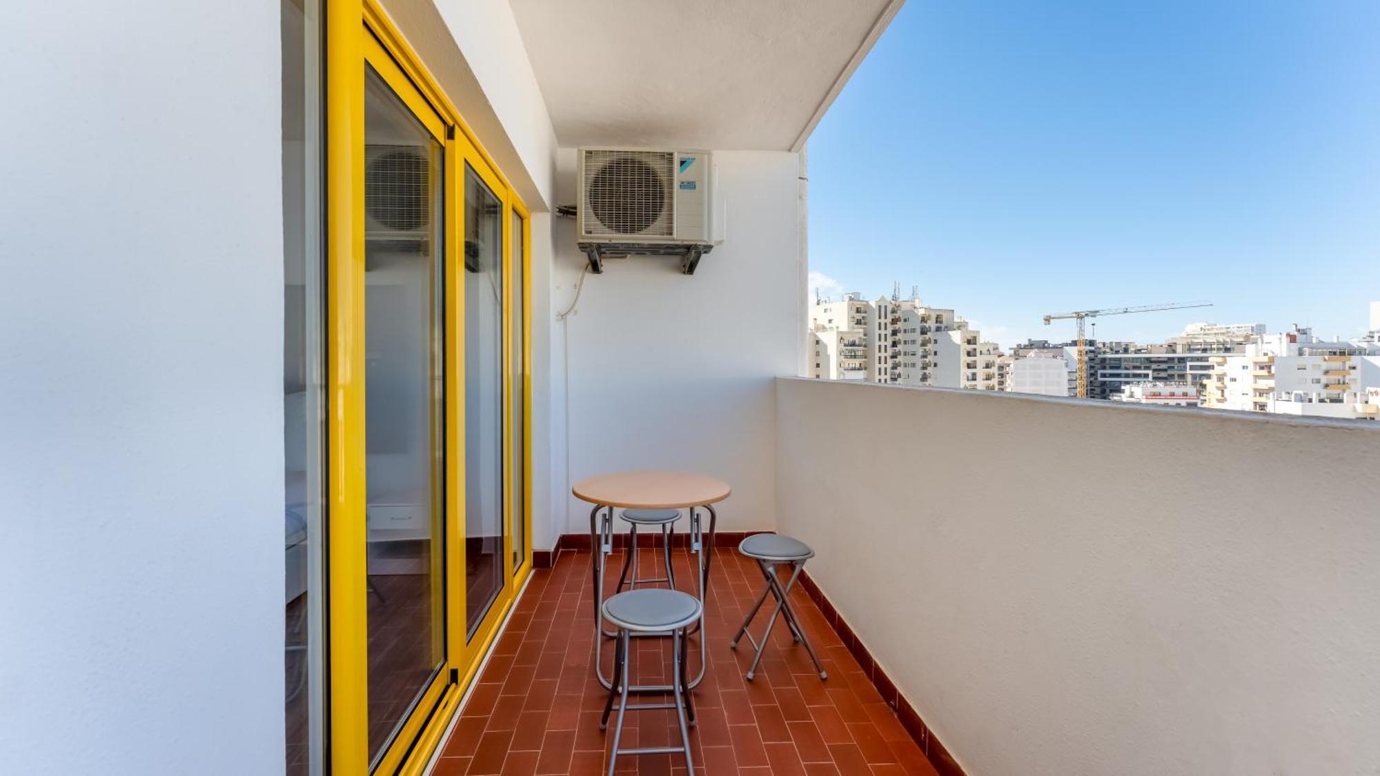 Red Velvet 1 Bdr Flat With Balcony By Lovelystay 포티마오 외부 사진